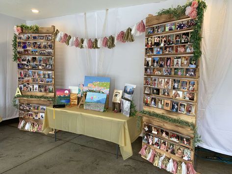 Graduation Card Display Ideas, Photo Display Ideas For Graduation Party, Cute Graduation Decorations, Picture Display Ideas For Party Table, Pictures On Pallets Graduation, Picture Board Grad Party, Twin Graduation Party Ideas, Shared Grad Party Ideas, White Pallet Backdrop