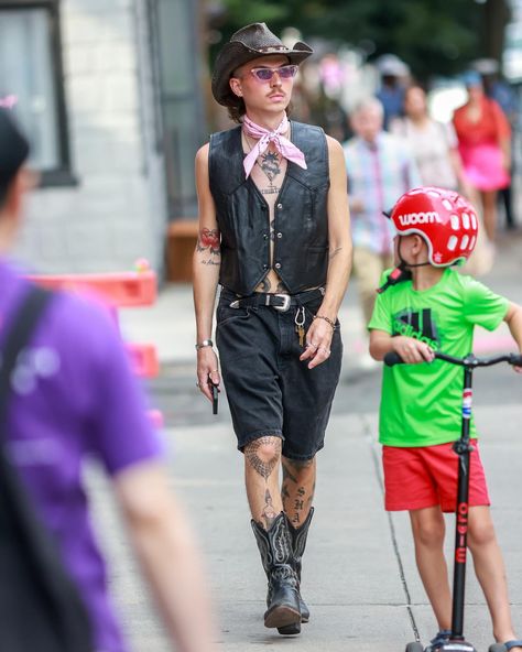 Cowboy boots with shorts from the archive, but still going strong. Cowboy Boots With Shorts, Boots With Shorts, Mens Cowboy, Ootd Summer, Short Outfits, Cowboy Boots, Cowboy, Street Style, Outfit Inspo