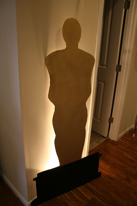 Diy Oscar Statue Life Size, Diy Hollywood Decorations, Middle School Dance Themes, Hollywood Theme Decor, Red Carpet Graduation, Hollywood Red Carpet Party, Oscar Party Decorations, Hollywood Theme Party Decorations, Hollywood Decorations