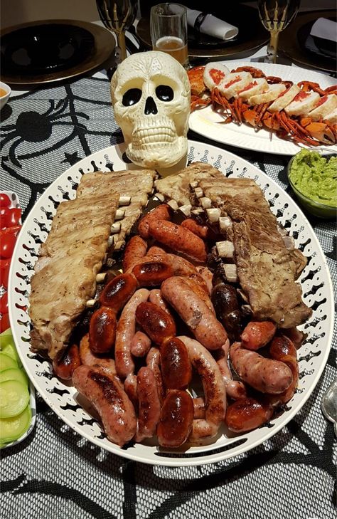 Stuff Chicken, Strašidelný Halloween, Halloween Buffet, Recetas Halloween, Halloween Food Appetizers, Healthy Halloween Treats, Snacks And Desserts, Spooky Food, Halloween Food Treats