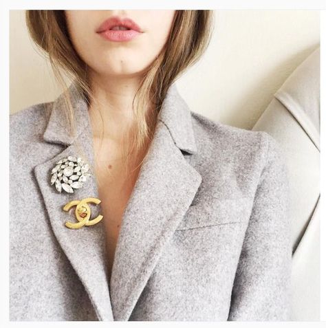 How to wear a multiple brooches on your winter jacket/coat! Broche Chanel, How To Look Expensive, Chanel Brooch, Moda Chic, Bridal Fashion Week, Timeless Accessories, Fall Collection, Komplette Outfits, Mode Inspiration