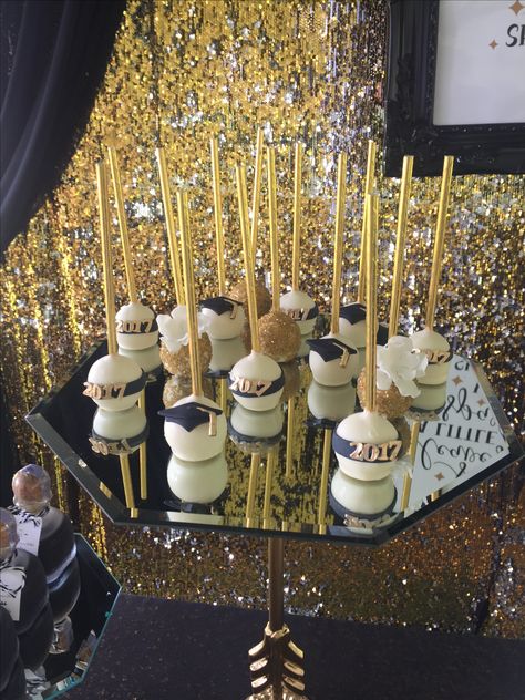 Black Gold And White Graduation Party, Cake Pop Graduation Ideas, Cake Pop Graduation, Graduation Cake Pops Ideas, Grad Cake Pops, Black And Gold Graduation Party Ideas, White And Gold Graduation Party, Graduation Treat Table, Cake Pops Graduation