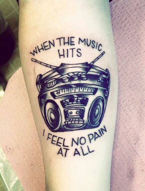 Rancid radio tattoo. When the music hits, i feel no pain at all 80s Tattoos Ideas, Boom Box Tattoo, Boombox Tattoo, Punk Rock Tattoos, Rock N Roll Tattoo, Music Sleeve, Box Tattoo, Music Tattoo Sleeves, Shoulder Tats