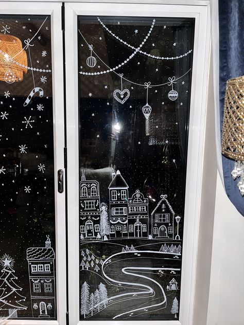 Christmas Doodles Window, Window Winter Drawing, Posca Pen Window Art Christmas, Christmas Village Window Drawing, Christmas Village Chalkboard Art, Christmas Village Window Art, Christmas Window Display Drawing, Christmas Drawings On Windows, Christmas Village Window Painting