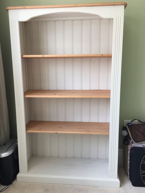 An old pine bookcase updated with Egyptian cotton and plaster of Paris instead of using Annie Sloan chalk paint. Amazing result!! Pine Bookcase Makeover, Upcycled Bookcase Ideas, Small Bookshelf Makeover, Pine Bookshelf Makeover, Back Of Bookshelf Painted, Painted Bookcase Ideas, Bookcase Painting Ideas, Paint And Stain Bookcase, Painted Pine Bookcase