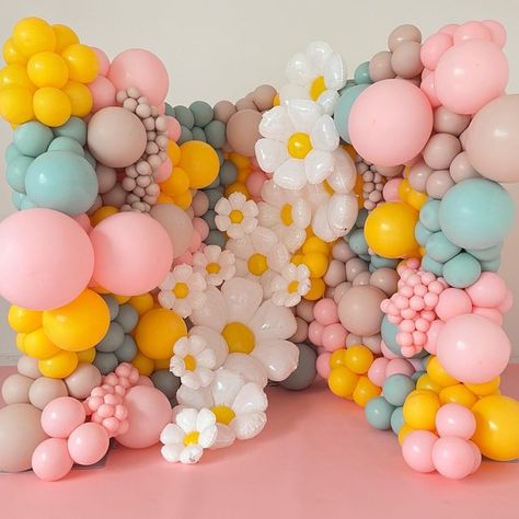 Retro Balloon Decor, Daisy Balloon Wall, Balloon Flower Wall, Flower Balloon Wall, Balloon Wall With Flowers, Balloon Structures, Daisy Balloon Garland, Baloon Garland, Tinkerbell Party Theme