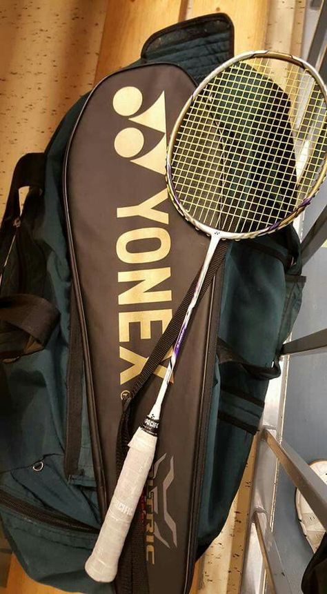 Aesthetic Boarders Designs, Badminton Pictures, Yonex Badminton Racket, Badminton Photos, Badminton Sport, Friendship Photoshoot, Gymnastics Videos, Badminton Racket, Fitness Inspiration Body