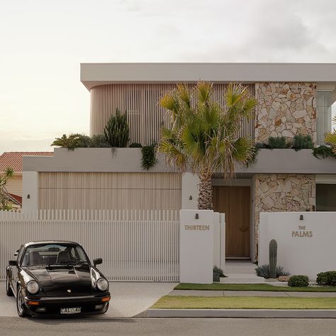 DECO Australia on Instagram: “The Palms 🌴 Featuring DecoBatten 40x40 mm finished DecoWood Curly Birch. 📸 @brockbeazleyphotography @jgbuildingprojects…” Modern Queenslander, Two Storey House Plans, House Outer Design, 2 Storey House, Front Fence, House Template, Two Storey House, Modern Exterior House Designs, House Construction Plan