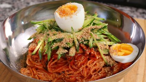 Bibim-guksu (Spicy mixed noodles) recipe by Maangchi Bibim Guksu, Stir Fry Kimchi, Maangchi Recipes, Kim Chee, Kimchi Noodles, Fermented Kimchi, Korean Side Dishes, Spicy Rice, Korean Cooking