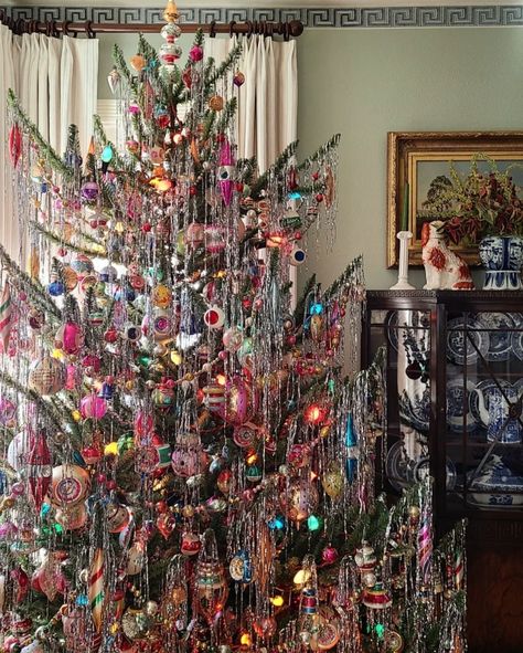 Holiday Decorating: Multicoloured vs. White Holiday Lights Eclectic Christmas Tree, Eclectic Christmas, Colorful Eclectic, Tinsel Christmas Tree, Elegant Entryway, Vintage Christmas Gifts, Christmas Interiors, Christmas Tree Inspiration, Vintage Christmas Tree