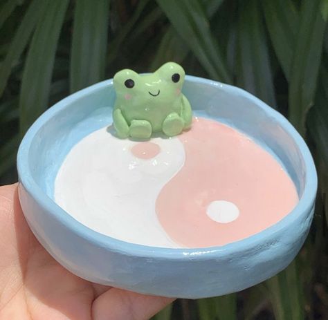 Clay Art Frog Tray, Air Dry Clay Frog Tray, Crystal Tray Clay, Jewlrey Holders Clay, Clay Frog Dish, Clay Jewerly Holders Aesthetic, Clay Coin Holder, Cute Trinket Tray, Frog Jewelry Holder Clay