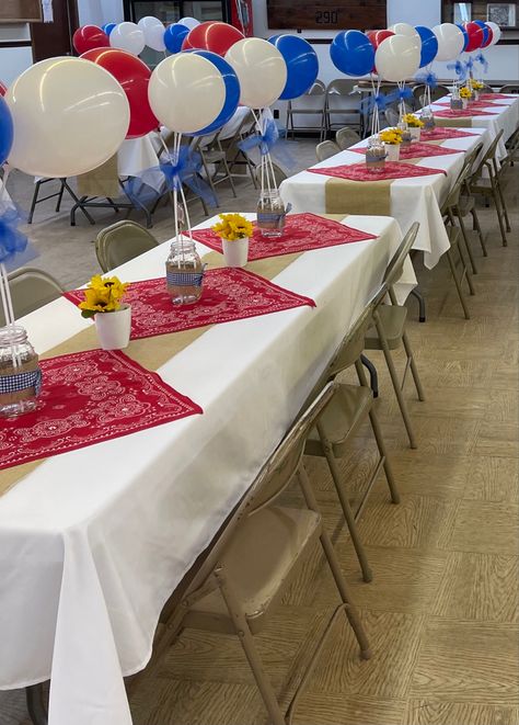 White table cloths, red bandanas, balloons on sticks tied together with blue tulle, mason jars with blue checkered ribbon, burlap table runner, sunflowers in white pots. Western Table Decorations, Balloons On Sticks, Country Graduation, Western Party Decorations, Cowboy Themed Birthday Party, Western Table, White Pots, Cowboy Theme Party, Wild West Party