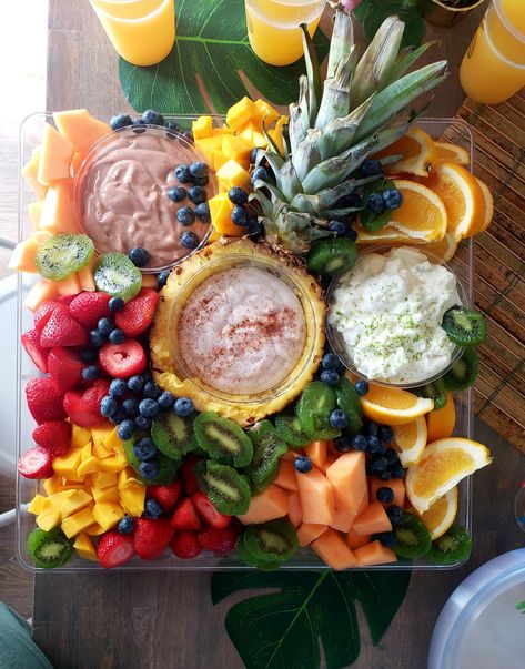 Pineapple On Charcuterie Board, Hawaiian Board Ideas, Luau Themed Charcuterie Board, Tropical Theme Charcuterie Board, Tropical Cheese Board, Hawaii Charcuterie Board, Tropical Fruit Charcuterie Board, Caribbean Charcuterie Board, Pineapple Charcuterie Board