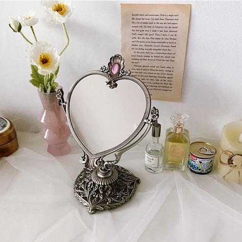 Vintage Heart Shaped Vanity Mirror with Embossed Feather / Antique & Luxury Decorative Table top Retro Mirror with Mounted Bead for Bedroom, Living Room and Room Decor (Tin (Matt Silver)) Heart Shaped Vanity, Antique Luxury, Retro Mirror, Heart Mirror, Decorative Table, Dressing Mirror, Diy Mirror, Feather Design, Vintage Mirror