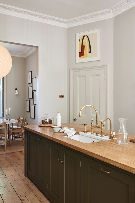 Kitchen of the Week: A London Kitchen in Unexpected Shades of Chocolate Brown - Remodelista Undermount Farmhouse Sink, Classic English Kitchen, Designing A Kitchen, Georgian Terrace, Devol Kitchens, London Kitchen, English Kitchens, Bespoke Kitchens, Rolling Hills