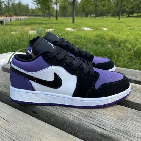 Jordan 1 sneakers black and white purple Dark Purple Jordans, Purple And Black Jordans, Purple And White Shoes, Purple And Black Shoes, Purple Jordans, Purple Nike Shoes, Jordan Purple, Sneakers Black And White, Jordan 1 Sneakers