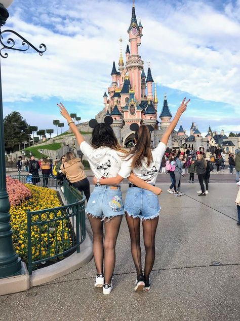 Disneyland Sister Pictures, Disney World Outfits Best Friends, Disneyland Outfits Best Friends, Best Friend Disneyland Outfits, Disneyland Paris Family Photos, Eurodisney Paris Outfit, Disneyland Paris Pictures, Cute Disney Photos, Paris Disneyland Outfit