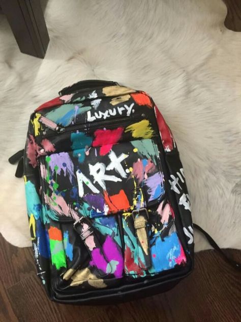 Customized Backpack Ideas, Hand Painted Backpack, Painting On Backpack, Painted Backpack Ideas, Drawing On Backpack, Painting Backpack Ideas, Backpack Painting Ideas, Custom Bag Painting, Backpack Painting