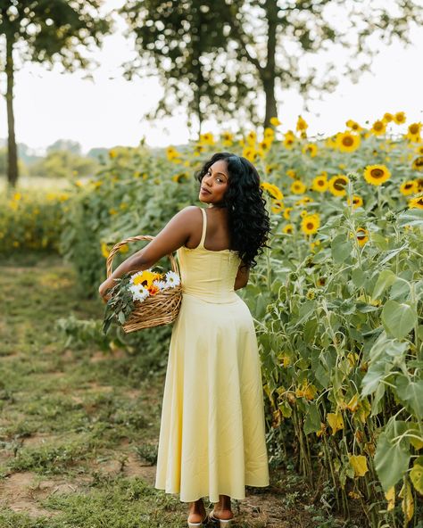 Summer nights ✨🌻 #sunflowerfield Sunflower Field Photoshoot Poses, Facial Photoshoot, Sunflower Photoshoot Ideas, Sunflower Field Photoshoot, Cottagecore Fits, Sunflower Photoshoot, Hello 30, Field Photoshoot, Sunflower Photography