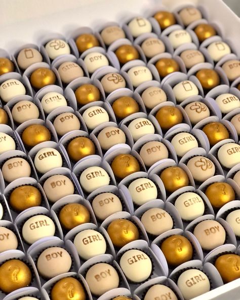 Os brigadeiros personalizados que você não pode deixar de ter na sua festa 🥹 Carimbos de chá revelação: @3dcutter Matelizado feito com dourado egípcio da @fanclubfab