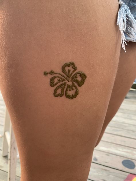 Hena Design Simple Easy Aesthetic, Mini Henna Tattoo Ideas, Cute Henna Tattoos Aesthetic, Henna Placement Ideas, Thigh Henna Tattoo Simple, Cute Henna Designs Easy Hand, Trendy Henna Designs 2024, Cute Summer Henna Designs, Preppy Tattoo Ideas