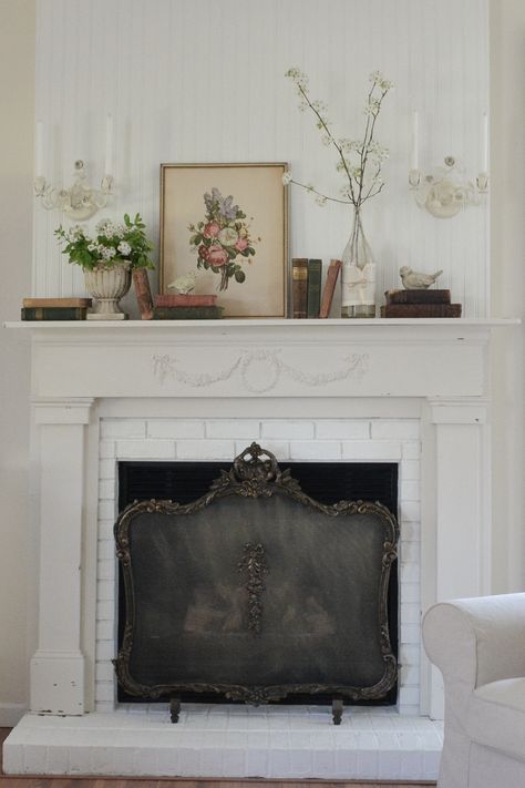 Modern Mantel Decor, Built Fireplace, Farmhouse Brick, French Country Fireplace, Traditional Fireplace Mantel, Fireplace Styling, Modern Mantel, Country Fireplace, Cottage Fireplace