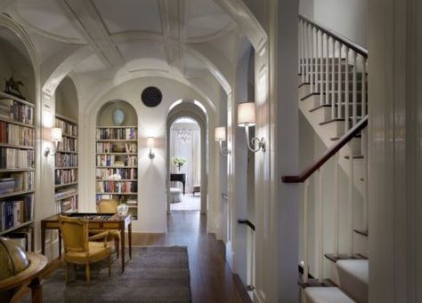 21 Incredible New York City Townhouses on The Study: The @1stdibs Blog | https://www.1stdibs.com/blogs/the-study/new-york-townhouses/ Luxurious Hallway, Appartement New York, Brownstone Interiors, Nyc Brownstone, Brownstone Homes, New York Brownstone, New York Townhouse, Nyc Townhouse, Townhouse Interior