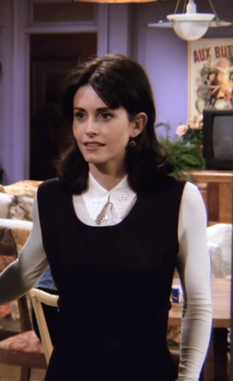 #friends Monica Geller Style, Monica Geller Outfits, Monica Friends, 90s Beauty, Monica Gellar, 90s Inspired Outfits, Monica Geller, 90s Fashion Outfits, Emma Roberts