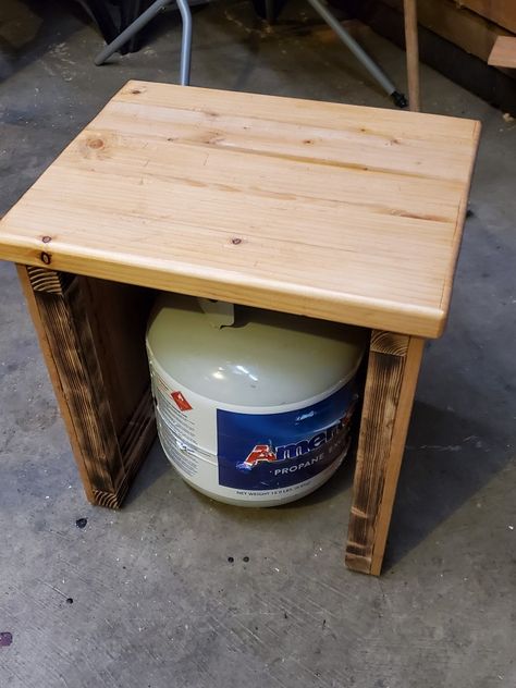 A little table for drinks that also covers up the propane tank. Diy Propane Tank Cover Table, Propane Tank Storage Ideas, Diy Propane Tank Cover, Gas Tank Cover Ideas, Propane Tank Hide Cover Up, Hidden Propane Tank Ideas, Propane Tank Storage, Diy Propane Fire Pit, Fire Pit Propane