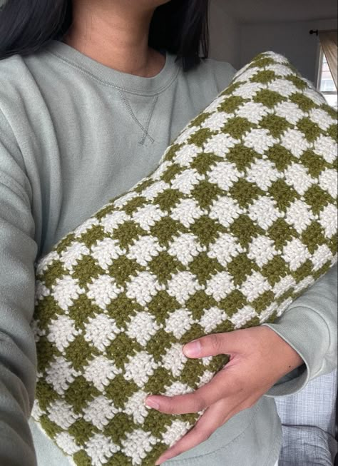 How To Crochet A Checkered Pattern, Crochet Pillow Aesthetic, Crochet Throw Pillow, Crochet Checkered Blanket, Crochet Throw Pillows, Free Checkered Crochet Pattern, Crochet Blanket Aesthetic, Checkered Pillow, Crochet Checkered Book Sleeve