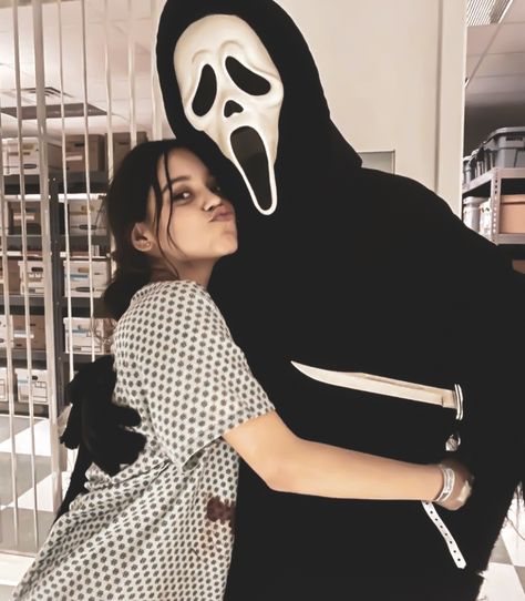 jenna ortega Ghostface Outfit Ideas, Ghostface Costume Women Ideas, Scream Widget, Faiza Core, Iconic Movie Halloween Costumes, Lucia Core, Ghost Face Costume Women, Scarie Movie, Scream Costume