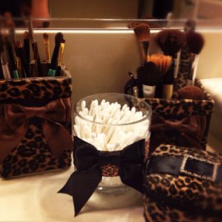 My leopard make up brush holder, make up wipe holder. DI myself :) Leopard Print Room Aesthetic, Cheetah Print Room Aesthetic, Cheetah Bathroom, Cheetah Aesthetic Room, Room Ideas Cheetah, Cheetah Print Bathroom, Lepord Print Room Aesthetic, Leopard Room, Couples Apartment