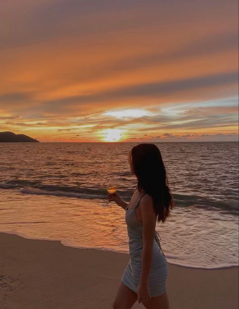 Solo Beach Poses, Sunset Photography People, Swimsuit Poses Ideas, Sunset Photoshoot Ideas, Sunset Beach Pictures, New Mindset, Beach Instagram Pictures, Luxy Hair, Beach Photography Poses