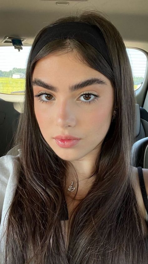 Eyebrows Aesthetic Natural, Makeup Ideas No Eyeliner, No Eyeliner Makeup Look Natural, Basic Girl Makeup, Basic Makeup Look Natural, Feminine Clothes Aesthetic, Rambut Brunette, Light Makeup Looks, Soft Makeup Looks