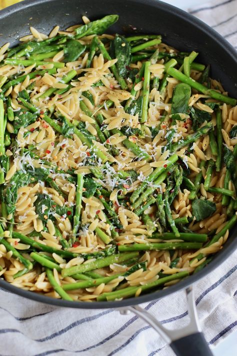 Lemon Orzo with Asparagus is the perfect healthy side dish to add to your Easter menu or weeknight dinner plan! This one pan recipe calls for simple ingredients and comes together in just 30 minutes. Serve alongside fish, chicken, or chickpeas for extra protein. #OrzoRecipes #Asparagus #SpringPasta Orzo Green Beans, Lemon Orzo With Asparagus, Lemon Asparagus Orzo, Orzo And Asparagus Recipes, Wfpb Salad, Orzo With Asparagus, Orzo Asparagus, Asparagus Orzo, Orzo Casserole