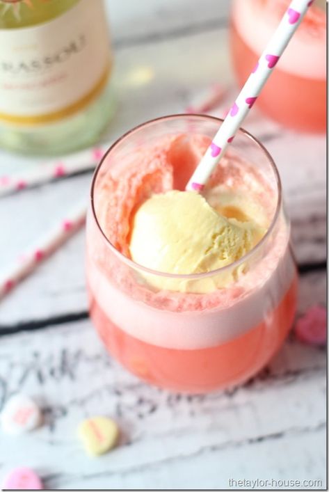 Valentine Moscato Float Moscato Punch Recipes, Wine Ice Cream Float, Wine Float, Wine Ice Cream, Boozy Ice Cream, Ice Cream Cocktails, Valentine Drinks, Moscato Wine, Wine Slushie