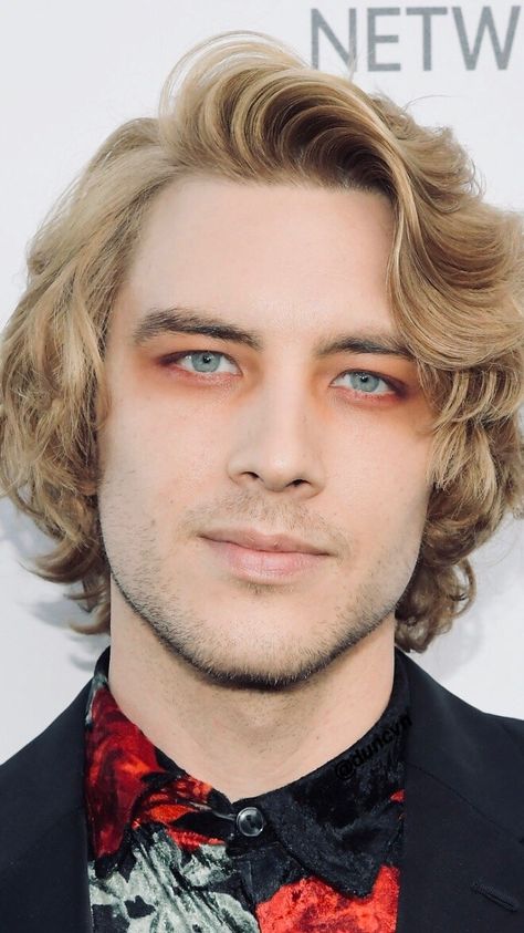 Men’s Eyeshadow, Men’s Makeup, Cottage Core Makeup, Guy Aesthetic Outfits, Men's Makeup, Men Makeup, 1980s Men, Sunkissed Makeup, Cody Fern