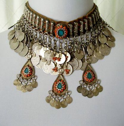 This is a magnificent silver kirdan from Syria.  Early 20th century, with many Ottoman coins and glass and coral stones. Arabic Jewelry Traditional, Syrian Jewelry, Traditional Turkish Jewellery, Uzbekistan Jewelry, Turkish Jewelry Ottoman, Turkish Jewelry Istanbul, Ottoman Silver, Ottoman Jewelry, Middle Eastern Jewelry