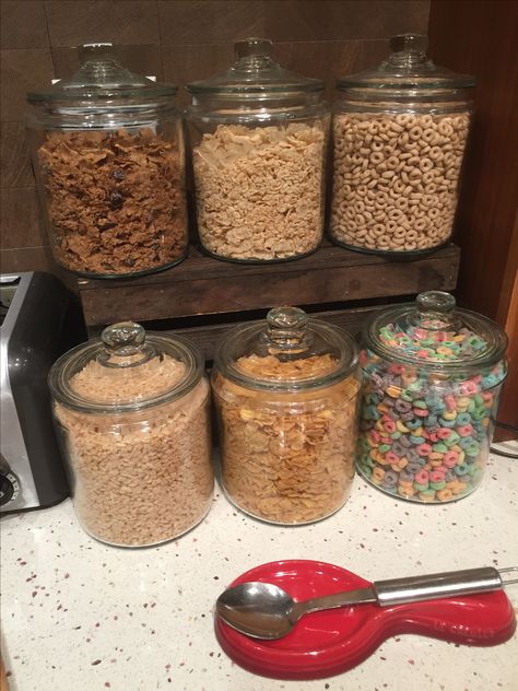 Cereals in glass containers to self serve breakfast Glass Cereal Storage, Cereal Storage Containers, Cereal Pantry, Glass Cookie Jars Display, Cereal Cupboard, Cookie Jars Display, Bathroom Apothecary, Storage Containers For Pantry, Sala Grunge