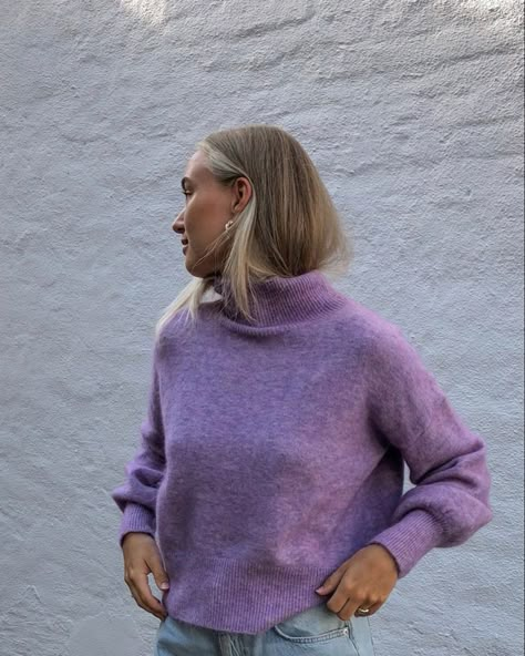 Light Purple Shoes Outfit, Purple Sweater Outfit Aesthetic, Violet Sweater Outfit, Winter Color Theory, Kaja Isdahl, Purple Shoes Outfit, Purple Sweater Outfit, Rose Gold And Purple, Aw Style