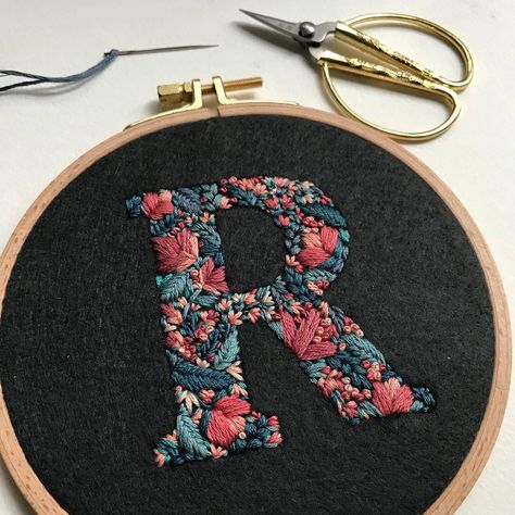 4,317 Likes, 57 Comments - CREAMENTE • embroidery • (@defnegunturkun) on Instagram: “🌺🍃”R” . . . #embroidery #monogram #letters #initials #handstitched #modernembroidery #hoopart…” Design Alphabet, Embroidery Leaf, Ideas Embroidery, Embroidery Alphabet, Embroidery Letters, Pola Sulam, Embroidery Patterns Vintage, Embroidery Monogram, 자수 디자인