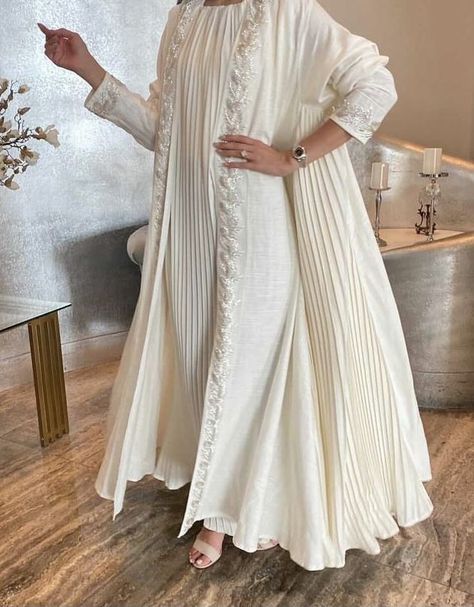 Abaya Fashion Casual, White Abaya For Umrah, White Abaya Designs, White Dress Hijab Outfits, Abaya Outfits, Ramadan Abaya, Wedding Abaya, White Abaya, Abaya Designs Latest