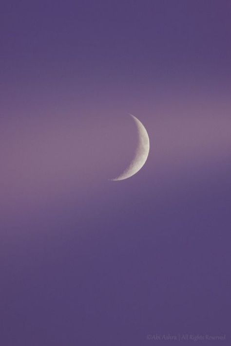 Light Purple Moon Aesthetic, Goddess Luna, Luna Aesthetic, Purple Background Images, Glitter Photography, Purple Moon, Baby Blue Aesthetic, The Moon Is Beautiful, Iphone Wallpaper Images