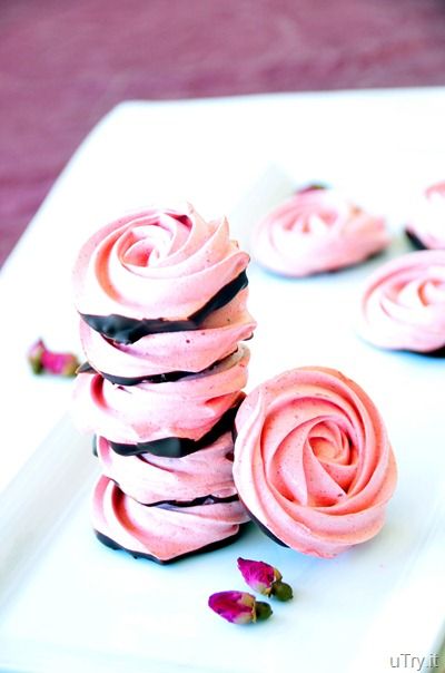 Chocolate Dipped-Strawberry Meringue Roses Flower Meringue, Meringue Roses, Strawberry Meringue, Rose Recipes, Chocolate Dipped Strawberries, Valentines Day Food, Meringue Cookies, Strawberry Dip, Flower Rose