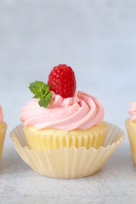 The Best Vanilla Raspberry Cupcakes - Joy + Oliver Vanilla Butter Cream Frosting, Raspberry Cupcake Recipes, Aka Party, Classic Vanilla Cake, Raspberry Butter, Chocolate Fudge Cupcakes, Raspberry Buttercream Frosting, Butter Cream Frosting, Raspberry Cupcakes