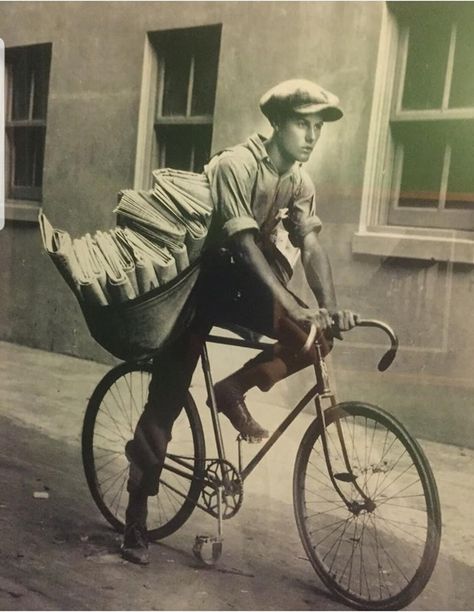 Vintage Foto's, Velo Vintage, Paper Boy, Violet Evergarden, Old Newspaper, Newsies, Tarzan, Vintage Photographs, Historical Photos