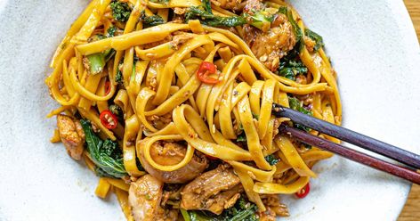 Garlic Chilli Noodles Garlic Noodles With Chicken, Chilli Noodles, Chilli Garlic Noodles, Stir Fried Noodles, Thai Pad, Pad See Ew, Kale Pasta, Chicken Noodle Recipes, Noodle Dish