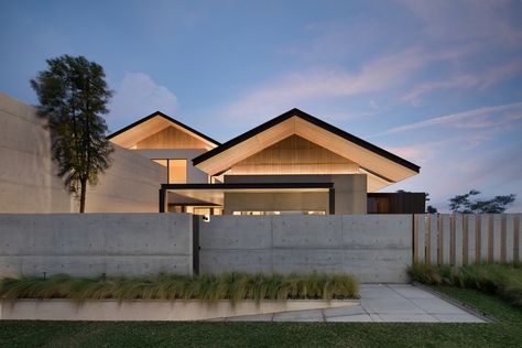 Pranala Associates, Japanese Facade, Japanese House Exterior, Japanese Modern House, Japandi House, Modern Japanese House, Japanese House Design, Modern Japanese Architecture, Minimal House Design