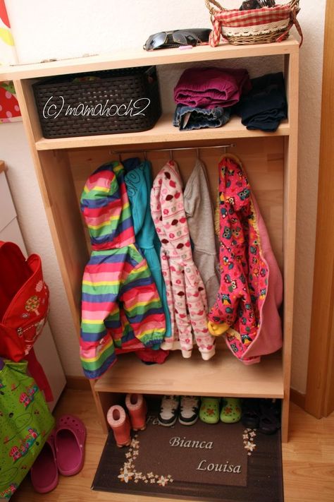 Kindergarderobe. An die Seite könnte man einen Korb und einen Spiegel anbringen - dann wären alle Utensilien an einem Ort, um sich zum Rausgehen fertig zu machen. Sehr #montessori ;) Diy Desk Calendar, Diy Montessori, Diy Shoe Rack, Playroom Storage, Diy Ikea, Wardrobe Storage, Diy Desk, Desk Calendars, Diy Garden Decor