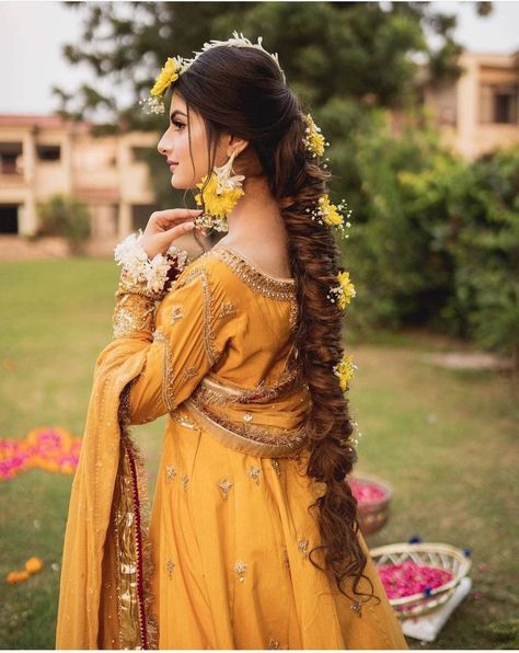 Pakistani Bridal Hairstyles, Mehndi Hairstyles, Wedding Makeover, Bridal Makeup Images, Bridal Hairdo, Hairstyle Fashion, Bride Photography Poses, Beautiful Hairstyle, Pakistani Wedding Outfits